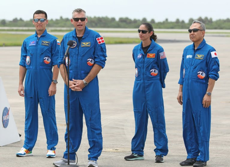 L'équipage de la mission Crew-7 (de g à d): le cosmonaute russe Konstantin Borisov, l'astronaute américaine Jasmin Moghbeli, le Japonais Satoshi Furukawa, et le Danois Andreas Mogensen, au centre spatial Kennedy en Floride le 20 août 2023 (Gregg Newton/AFP/Archives - Gregg Newton)