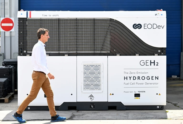 Un générateur d'électricité à hydrogène GEH2 sans émission de CO2 ni de particules fines, sur le site de l'usine Eodev Eneria CAT à Montlhéry, le 20 juin 2023
 (AFP - Emmanuel DUNAND)