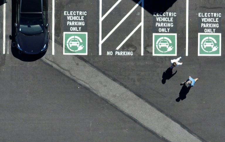 Un parking de voitures électriques en Californie, le 28 juin 2023 (GETTY IMAGES NORTH AMERICA/AFP/Archives - JUSTIN SULLIVAN)