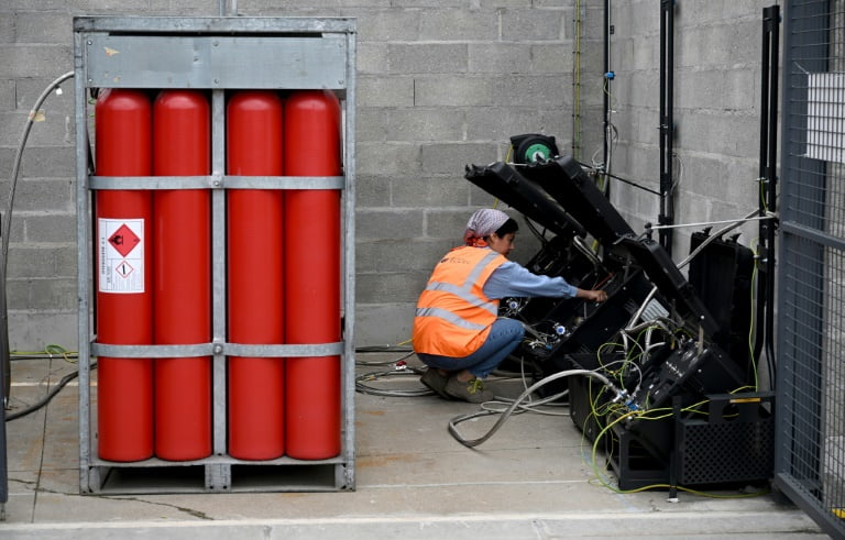 Test de fonctionnement des racks de bonbonnes d'hydrogène destinés à alimenter les générateurs électriques GEH2 produits à l'usine
EODev Eneria CAT de Montlhéry, près de Paris, le 20 juin 2023
 (AFP - Emmanuel DUNAND)