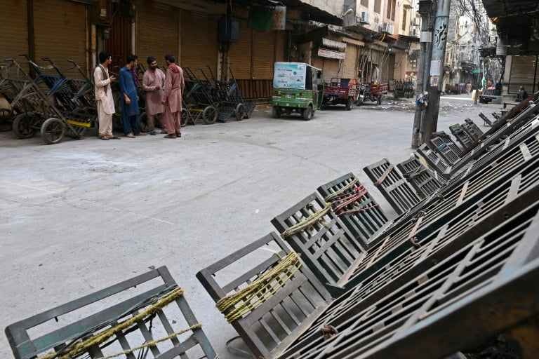 Des magasins fermés lors d'une grève nationale des commerçants contre la hausse des prix et l'inflation, le 2 septembre 2023 à Lahore, au Pakistan (AFP - Arif ALI)
