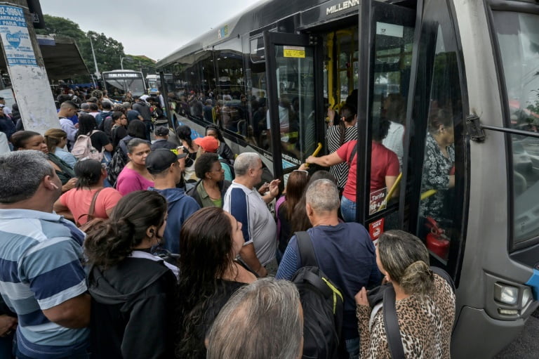 Des personnes font la queue pour monter dans un bus lors d'une grève des transports, le 28 novembre 2023 à Sao Paulo, au Brésil (AFP - Nelson ALMEIDA)